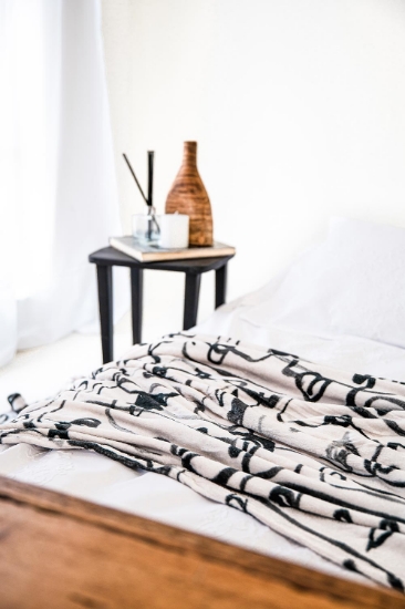 Fleece  Throw * White + Black 